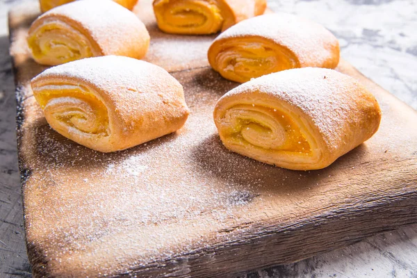 Backstrudel Mit Puder Bestäubte Brötchen Auf Schwarz Weißem Hintergrund Auf — Stockfoto