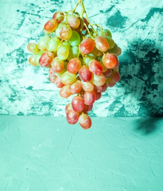 Siyah beyaz arkaplanda üzüm demeti, yakın plan, metin, arkaplan, kartpostal, duvar kağıdı için boşluk,