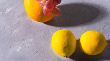 Kurabiye, siyah beyaz arka planda tozla kaplanmış rulo, yazı için yeri olan tahta tahta tahta tahta tahta, yan görüş.