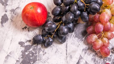 Siyah beyaz arka planda bir demet üzümlü kırmızı ve yeşil elma, yakın plan, arka plan, duvar kağıdı, kartpostal, reklam