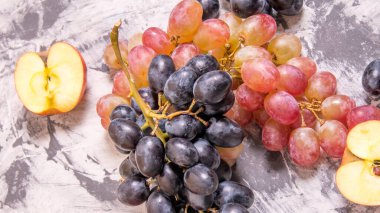 Siyah beyaz arka planda bir demet üzümlü kırmızı ve yeşil elma, yakın plan, arka plan, duvar kağıdı, kartpostal, reklam