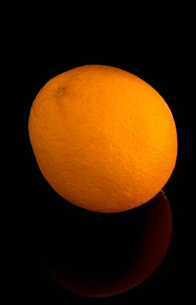 Orange Auf Schwarzem Hintergrund Mit Reflexion Nahaufnahme Postkarte Hintergrund Werbung — Stockfoto