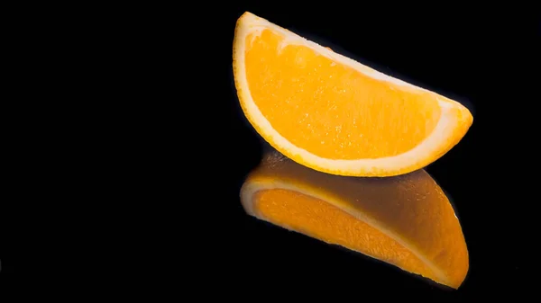 Pomerančové Řezy Černém Pozadí Reflexí Pozadím Pohlednicí Reklamou — Stock fotografie