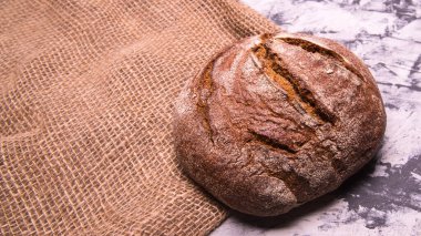 Masaya yakın plan çavdar ekmeği, metin için yer var.