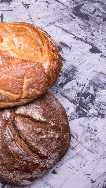 Çavdar Ekmeği Masada Beyaz Ekmek Yakın Plan Metin Için Yer — Stok fotoğraf