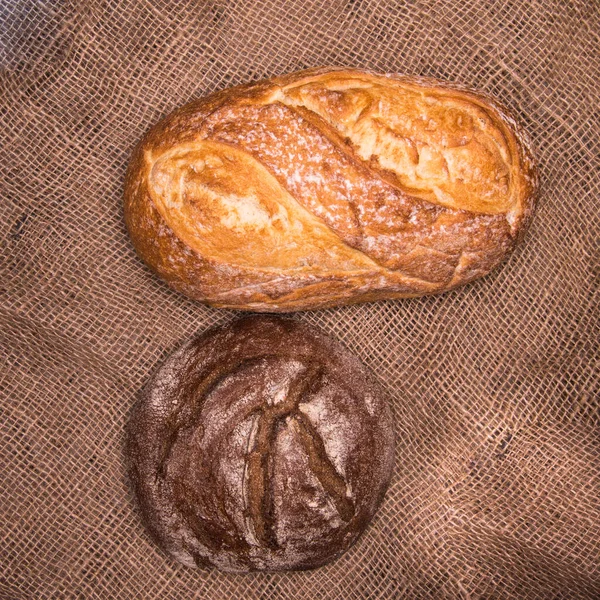 Çavdar Ekmeği Masada Beyaz Ekmek Yakın Plan Metin Için Yer — Stok fotoğraf