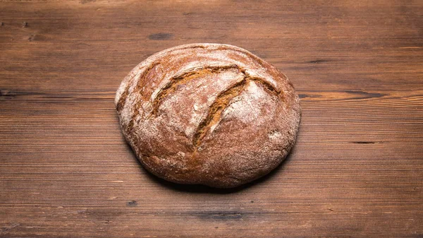 Eski Ahşap Bir Masada Bir Somun Çavdar Ekmeği Yaklaş — Stok fotoğraf