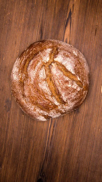 Ein Laib Roggenbrot Auf Einem Alten Holztisch Aus Nächster Nähe — Stockfoto