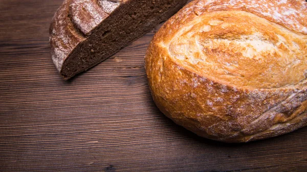 Yarım Somun Çavdar Ekmeği Eski Ahşap Bir Masada Bir Somun — Stok fotoğraf