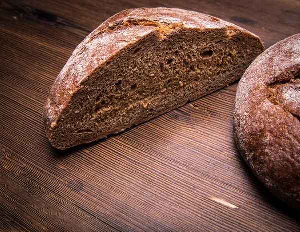 Pezzo Pane Segale Tagliato Metà Vecchio Tavolo Legno Vicino — Foto Stock