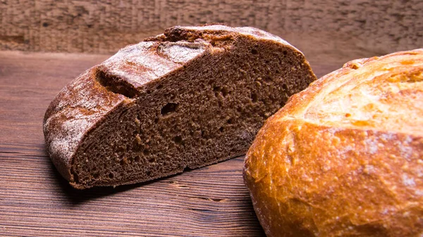 Yarım Somun Çavdar Ekmeği Eski Ahşap Bir Masada Bir Somun — Stok fotoğraf