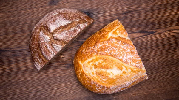 Half Wit Brood Half Roggebrood Een Oude Houten Tafel Close — Stockfoto