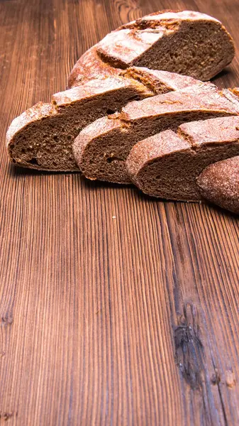 Eski Ahşap Bir Masada Dilimlenmiş Çavdar Ekmeği Yakın Plan — Stok fotoğraf