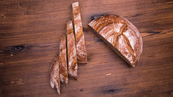 Eski Ahşap Bir Masada Dilimlenmiş Çavdar Ekmeği Yakın Plan — Stok fotoğraf