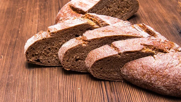 Roggenbrot Scheiben Auf Einem Alten Holztisch Nahaufnahme — Stockfoto