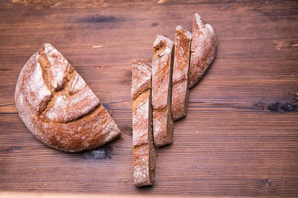 Gesneden Roggebrood Een Oude Houten Tafel Close — Stockfoto