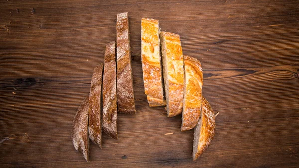 Dilimlenmiş Çavdar Eski Ahşap Bir Masada Beyaz Ekmek Yakın Plan — Stok fotoğraf