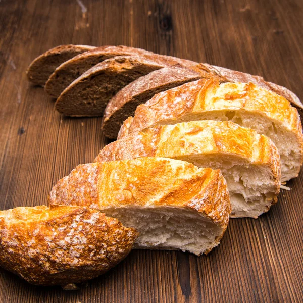 Gesneden Rogge Wit Brood Een Oude Houten Tafel Close — Stockfoto