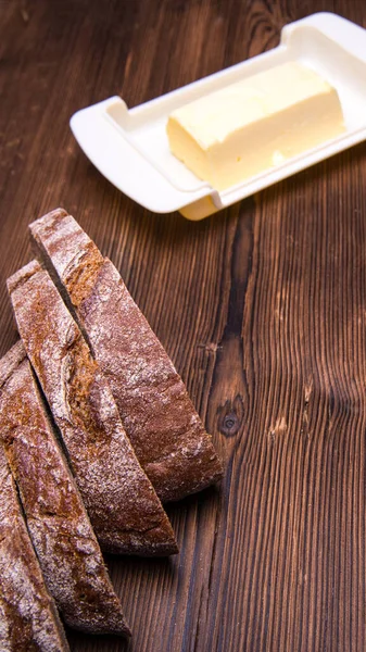 Gesneden Roggebrood Kippeneieren Boter Een Oude Houten Tafel Close — Stockfoto