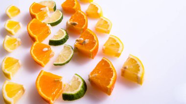 Limon, portakal, beyaz arka planda limon dilimleri, izole edilmiş, yaratıcı düzen, metin için alan, üst görünüm