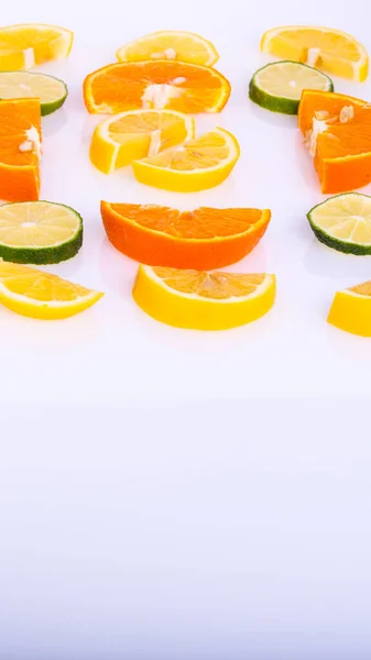 Citron Orange Lime Skivor Vit Bakgrund Isolerad Kreativ Layout Utrymme — Stockfoto