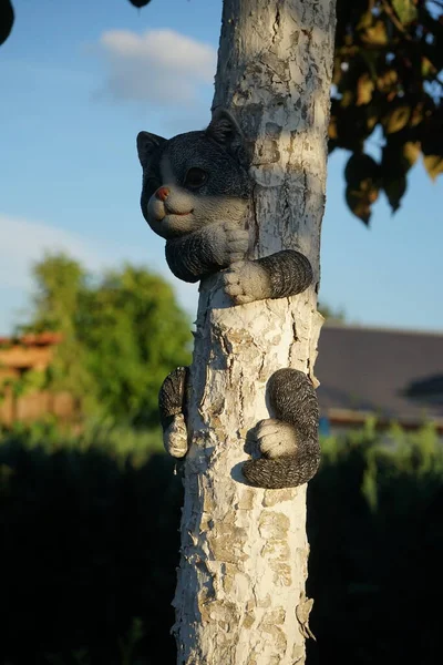 Ağaçtaki Kedi Bahçe Dekoru Bahçe Için Bir Hayvan Figürü Berlin — Stok fotoğraf