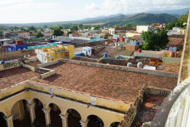 Palacio Cantero 'nun avlusunda. Palacio Cantero 'nun Gözcü Kulesi' nden görüntü. Trinidad, Küba 