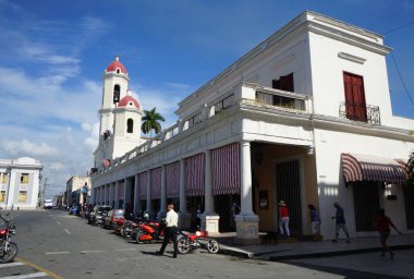 Cienfuegos 'ta tipik bir sokak. Cienfuegos Tarihi Merkezi Küba 'nın Cienfuegos şehrinde yer almaktadır..  