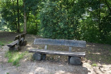 Berlin 'de bir dinlenme alanındaki patikada iki bank. Kaulsdorf, Berlin, Almanya