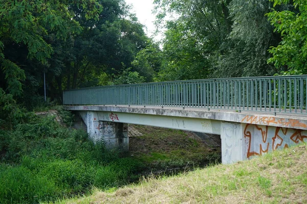 Keskeny Gyalogos Híd Wuhle Folyó Felett Pihenőterületen Kaulsdorf Berlin Németország — Stock Fotó