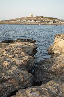 Armier Bay Sahili 'nden Akdeniz manzarası. Armir Körfezi Malta 'nın Mellieha bölgesinde yer almaktadır.. 