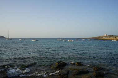 Armier Bay Sahili 'nden Akdeniz manzarası. Armir Körfezi Malta 'nın Mellieha bölgesinde yer almaktadır.. 