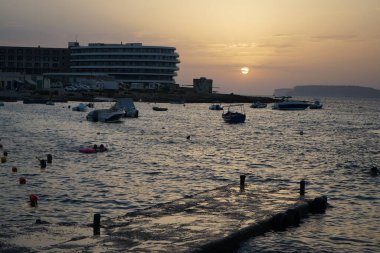 Akdeniz üzerinde gün batımı. Marfa, Mellieha, Malta 