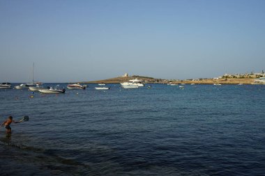 Armier Bay Sahili 'nden Akdeniz manzarası. Armir Körfezi Malta 'nın Mellieha bölgesinde yer almaktadır.. 
