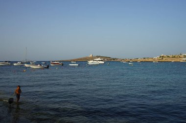Armier Bay Sahili 'nden Akdeniz manzarası. Armir Körfezi Malta 'nın Mellieha bölgesinde yer almaktadır.. 