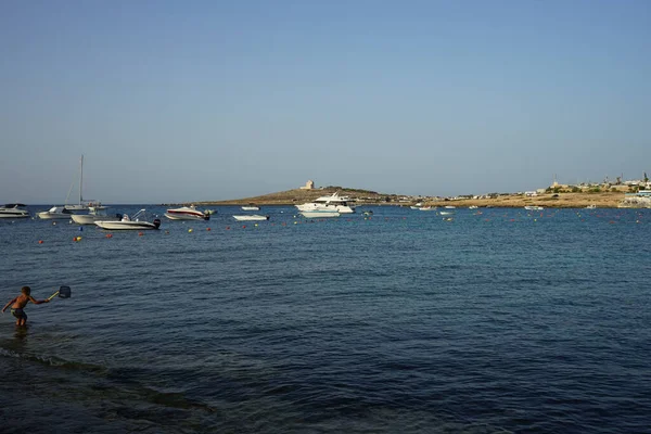 Armier Bay Sahili 'nden Akdeniz manzarası. Armir Körfezi Malta 'nın Mellieha bölgesinde yer almaktadır.. 