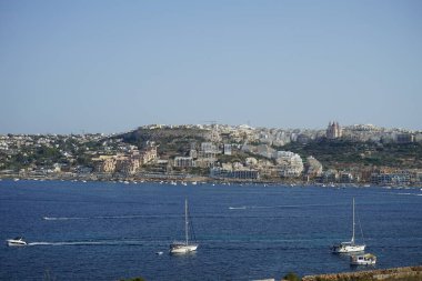  L-Ahrax sahil şeridinde kayalık kıyılar ve eşsiz bitki örtüsü. L-Ahrax, Mellieha, Malta 
