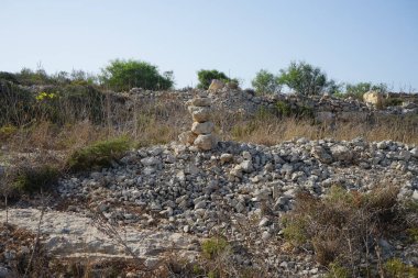 Eşsiz bitki örtüsüyle muhteşem bir dağ manzarası. L-Ahrax, Mellieha, Malta 