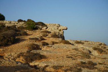 Eşsiz bitki örtüsüyle muhteşem bir dağ manzarası. L-Ahrax, Mellieha, Malta 