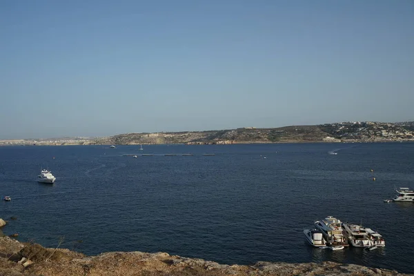 L-Ahrax sahil şeridinde kayalık kıyılar ve eşsiz bitki örtüsü. L-Ahrax, Mellieha, Malta 