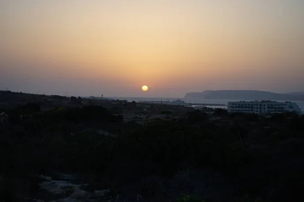 Hermosa Puesta Sol Sobre Paisaje Maltés Marfa Mellieha Malta —  Fotos de Stock