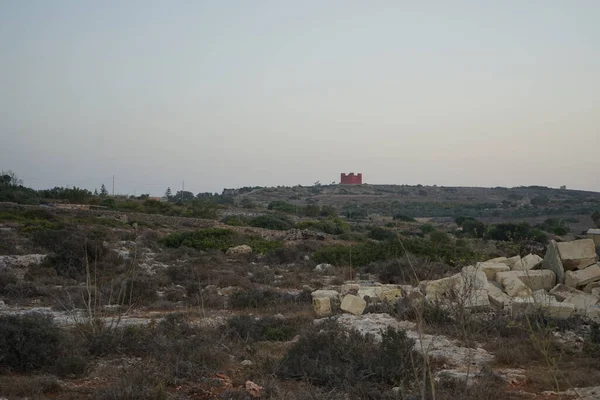 Горный Пейзаж Красной Башней Святой Агаты Меллиеха Мальта — стоковое фото