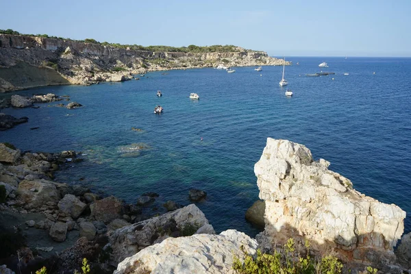 L-Ahrax sahil şeridinde kayalık kıyılar ve eşsiz bitki örtüsü. L-Ahrax, Mellieha, Malta 