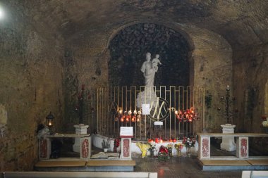 Meryem Ana 'nın Mağarası, kayaya oyulmuş bir 14. yüzyıl şapeli. Mellieha, Malta 