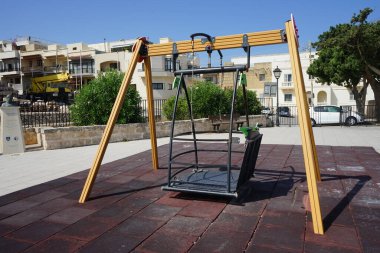 Çocuk parkında tekerlekli sandalye kullanıcıları için sallan. Mellieha, Malta 