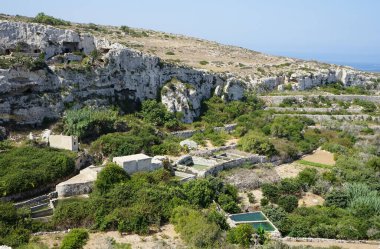 Mellieha, Malta 'nın muhteşem dağlık manzarası ve mimari yapıları.. 