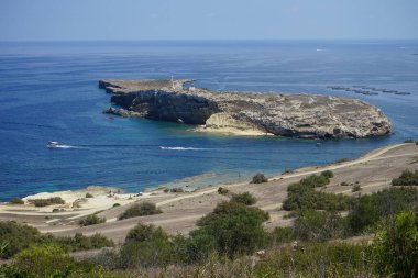Aziz Paul Heykeli 'nin bulunduğu St. Paul Adaları manzarası. St. Paul Adaları, Malta