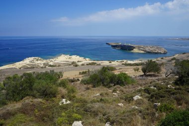 Aziz Paul Heykeli 'nin bulunduğu St. Paul Adaları manzarası. St. Paul Adaları, Malta