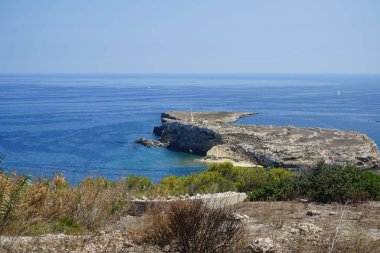 Aziz Paul Heykeli 'nin bulunduğu St. Paul Adaları manzarası. St. Paul Adaları, Malta