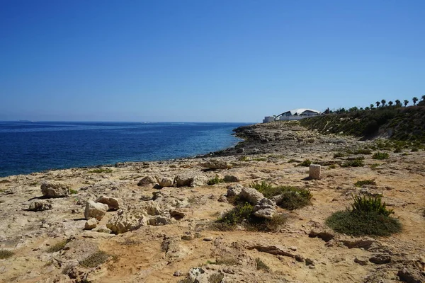 Akdeniz 'in manzarası. Muhteşem deniz manzarası. Qawra, St. Paul Körfezi, Malta 